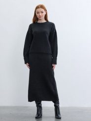 BGN Sweter w kolorze czarnym rozmiar: 40. Czarne swetry BGN, bez wzorów, bez ramiączek. Za 141.45 zł.