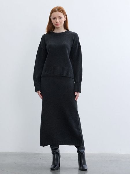BGN Sweter w kolorze czarnym rozmiar: 36. Czarne swetry BGN, bez wzorów, bez ramiączek. Za 124.98 zł.