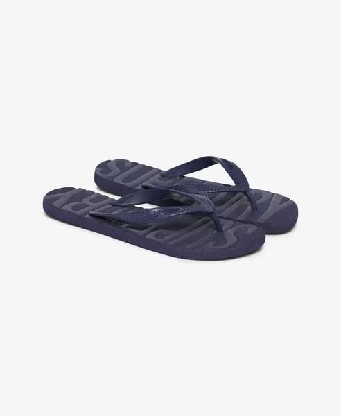 Superdry Klapki Core Logo z gumy – RICH NAVY TONAL. Niebieskie klapki Superdry, bez wzorów, z gumy, bez obcasa. Za 138.00 zł.