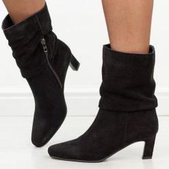 Czarne skórzane botki damskie na szpilce Vinceza 91193. Czarne botki VINCEZA, na jesień, bez wzorów, z jeansu, bez obcasa, na szpilce, bez zapięcia. Za 349.00 zł.