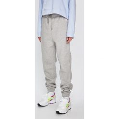 Adidas Originals - Spodnie. Szare spodnie materiałowe Adidas Originals, na co dzień, bez wzorów, z bawełny. W wyprzedaży za 199.90 zł.