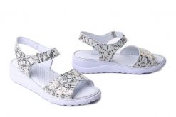 Artiker Relaks 58C2059 Biały, sandały damskie. Białe sandały Artiker Relaks, bez wzorów, ze skóry, bez obcasa, na koturnie, bez zapięcia. Za 204.90 zł.