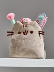 Kosmetyczka w kształcie kota Pusheen the Cat - beżowy. Brązowe kufry i kosmetyczki Sinsay, bez wzorów, bez dodatków. Za 25.99 zł.