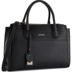 Torebka LIU JO - M Satchel N19041 E0027 Nero 22222. Czarne torby na ramię Liu Jo, bez wzorów, ze skóry ekologicznej, na ramię, bez dodatków. W wyprzedaży za 369.00 zł.
