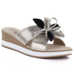 Skórzane klapki damskie na koturnie złote S.Barski GR61-5989. Żółte klapki S.BARSKI, bez wzorów, ze skóry, bez obcasa, na koturnie. Za 189.99 zł.