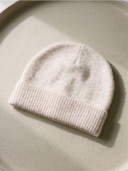 Czapka beanie basic z domieszką wełny - kremowy. Białe czapki Sinsay, bez wzorów, z wełny. Za 19.99 zł.