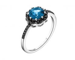 Pierścionek z białego złota z czarnymi brylantami i topazem London Blue - próba 585. Białe pierścionki Apart, z brylantem, złote. Za 2,859.00 zł.