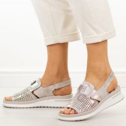 Khaki skórzane sandały damskie Cambell 40329. Brązowe sandały Cambell, z aplikacjami, z jeansu, casualowe, bez obcasa, na platformie, bez zapięcia. Za 229.00 zł.