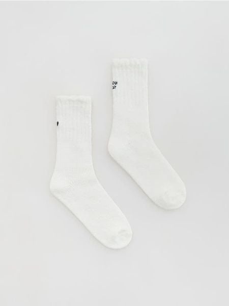 Skarpetki z haftem - złamana biel. Skarpety Reserved, bez wzorów. W wyprzedaży za 15.99 zł.