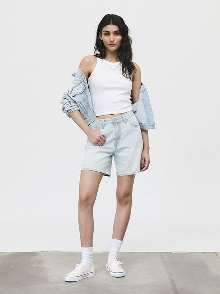 Levi's Bermudy dżinsowe w kolorze błękitnym rozmiar: W27. Niebieskie szorty Levi's®, z aplikacjami, ze skóry, klasyczne, z podwyższonym stanem. Za 114.95 zł.