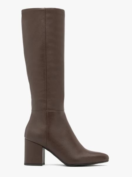 Brązowe kozaki z wąską cholewką. Brązowe kozaki Ryłko, z materiału, bez obcasa, na słupku, bez zapięcia. W wyprzedaży za 529.99 zł.