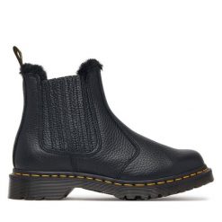 Sztyblety Dr. Martens. Czarne botki Dr. Martens, bez wzorów, bez obcasa, na płaskiej podeszwie, bez zapięcia. Za 989.99 zł.