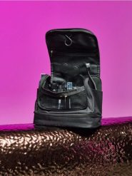 Kosmetyczka z uchwytem - czarny. Czarne kufry i kosmetyczki Sinsay, bez wzorów, bez dodatków. W wyprzedaży za 19.99 zł.