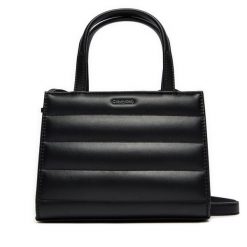 Torebka Calvin Klein. Czarne torebki klasyczne Calvin Klein, bez wzorów, bez dodatków. Za 379.99 zł.
