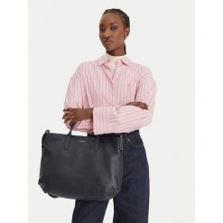 Torebka Coccinelle. Niebieskie torebki klasyczne Coccinelle, bez wzorów, bez dodatków. Za 1,699.99 zł.