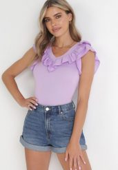 Fioletowa Prążkowana Bluzka z Falbankami Gissel. Fioletowe bluzki Born2be, s, bez wzorów, z dzianiny, eleganckie, bez kołnierzyka, bez ramiączek. W wyprzedaży za 97.99 zł.