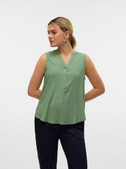 Vero Moda Bluzka w kolorze zielonym rozmiar: M. Zielone bluzki Vero Moda, m, bez wzorów, z wiskozy, klasyczne, bez kołnierzyka, bez ramiączek. Za 66.45 zł.
