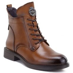 Botki damskie ocieplane z ozdobą camel eVento 24BT02-7976. Brązowe botki eVento, z aplikacjami, ze skóry ekologicznej, bez obcasa, bez zapięcia. Za 159.99 zł.
