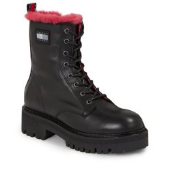 Botki Tommy Jeans. Czarne botki Tommy Jeans, bez wzorów, z jeansu, bez obcasa, na płaskiej podeszwie, bez zapięcia. Za 849.99 zł.