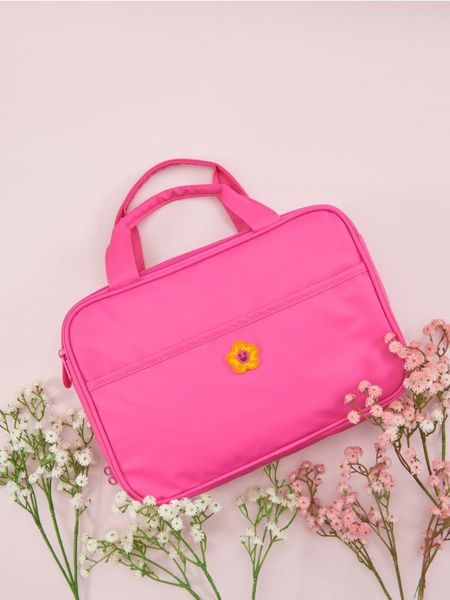 Kosmetyczka - różowy. Czerwone kufry i kosmetyczki Sinsay, bez wzorów, bez dodatków. Za 39.99 zł.