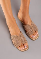Ciemnobeżowe Ażurowe Klapki na Płaskiej Podeszwie w Stylu Boho Gilaria. Brązowe klapki Renee, z aplikacjami, z tkaniny, bez obcasa, na płaskiej podeszwie. Za 59.99 zł.