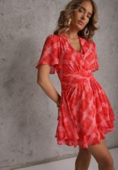 Różowa Sukienka Rozkloszowana z Kopertowym Dekoltem w Abstrakcyjny Wzór Irinera. Czerwone sukienki Renee, l, bez wzorów, bez kołnierzyka, bez ramiączek, mini, kopertowe. Za 179.99 zł.