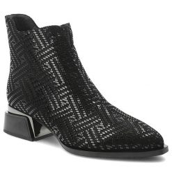 Botki damskie D&A by S.Barski o eleganckim fasonie z dekoracyjną tłoczoną cholewką i stabilnym obcasem z geometrycznym wycięciem czarne, JC62-1042. Czarne botki S.BARSKI, w ażurowe wzory, z jeansu, bez obcasa, na obcasie, bez zapięcia. Za 279.00 zł.