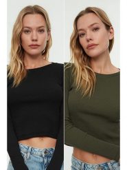 Trendyol Koszulka w kolorze oliwkowym rozmiar: M. Zielone bluzki Trendyol, m, bez wzorów, bez kołnierzyka, bez ramiączek. Za 52.55 zł.