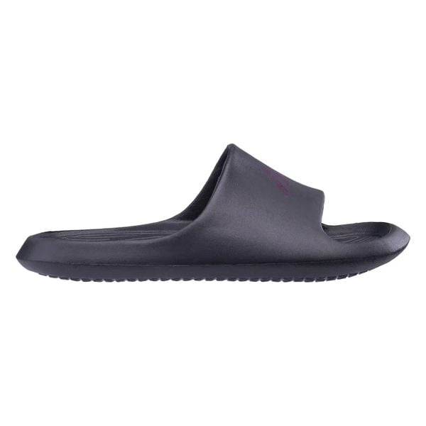 Klapki damskie Martes Essentials Baki. Czarne klapki MARTES ESSENTIALS, bez wzorów, z materiału, bez obcasa. Za 47.32 zł.