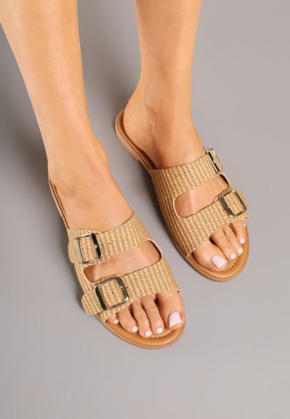 Ciemnobeżowe Klapki Ozdobione Klamrami i Paskami Iffarene. Brązowe klapki Renee, bez wzorów, bez obcasa, na płaskiej podeszwie. Za 49.99 zł.