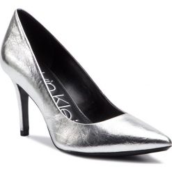 Szpilki CALVIN KLEIN - Gazelle E8859 Silver. Szare szpilki Calvin Klein, z aplikacjami, z materiału, eleganckie, bez obcasa, na obcasie, bez zapięcia. W wyprzedaży za 359.00 zł.