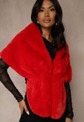 Czerwone Ponczo z Ozdobnym Futerkiem Cralinne. Czerwone swetry Renee, bez wzorów, bez ramiączek. Za 99.99 zł.