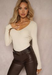Jasnobeżowy Sweter o Klasycznym Fasonie w Drobne Prążki Vorida. Brązowe swetry Renee, uniwersalny, bez wzorów, z jeansu, bez ramiączek. Za 34.99 zł.