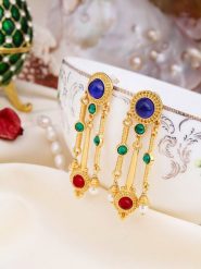 L'Atelier de Gaia Pozłacane kolczyki z kryształami i perłami rozmiar: onesize. Białe kolczyki L'Atelier de Gaia, z kryształem, pozłacane. Za 60.99 zł.