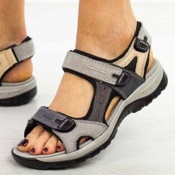 Szare 3 skórzane sandały damskie T.Sokolski 665. Szare obuwie sportowe Sokolski, bez wzorów, z jeansu, klasyczne, bez obcasa, na płaskiej podeszwie, bez zapięcia. Za 199.00 zł.