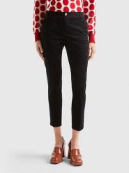 Benetton Spodnie chino w kolorze czarnym rozmiar: 34. Czarne spodnie materiałowe Benetton, na co dzień, bez wzorów. Za 56.79 zł.