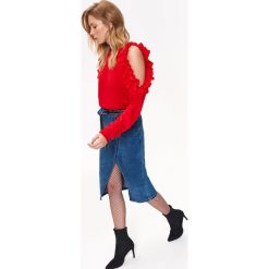 NIEROZPINANA BLUZA Z FALBANĄ. Czerwone bluzy TOP SECRET, na lato, bez wzorów, z dzianiny, bez kaptura. W wyprzedaży za 29.99 zł.
