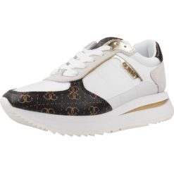 Kapcie GUESS FLPEG3 FAL12 Biały. Białe obuwie domowe Guess, z aplikacjami, ze skóry, bez zapięcia. Za 540.99 zł.