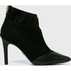 Tamaris - Botki. Czarne botki Tamaris, bez wzorów, z materiału, bez obcasa, na obcasie, bez zapięcia. W wyprzedaży za 329.90 zł.