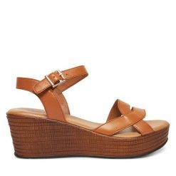 Sandały Lasocki. Brązowe sandały Lasocki, bez wzorów, bez obcasa, na koturnie, bez zapięcia. Za 179.99 zł.