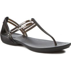 Sandały CROCS - Isabella T-Strap 202467 Black. Czarne klapki Crocs, bez wzorów, z materiału, bez obcasa, bez zapięcia. W wyprzedaży za 149.00 zł.