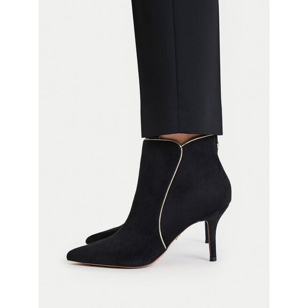 Botki Nine West. Czarne botki Nine West, bez wzorów, bez obcasa, na szpilce, bez zapięcia. Za 279.99 zł.