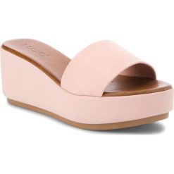 Klapki INUOVO - 8695 Blush. Czerwone klapki Inuovo, bez wzorów, ze skóry, bez obcasa, na obcasie. W wyprzedaży za 129.00 zł.