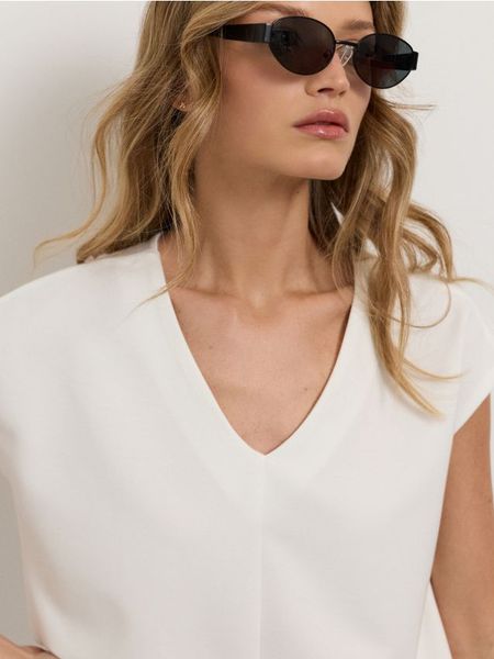 Bluza bez rękawów soft touch - kremowy. Białe bluzy sportowe Sinsay, l, bez wzorów, z dzianiny, bez kaptura. Za 39.99 zł.