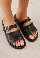 Czarne Klapki z Przeplatanymi Paskami i Klamrą Ravelya. Czarne klapki Born2be, bez wzorów, z jeansu, bez obcasa, na płaskiej podeszwie. Za 79.99 zł.