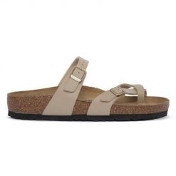 Klapki damskie Birkenstock Mayari. Brązowe klapki Birkenstock, bez wzorów, z materiału, bez obcasa. Za 636.00 zł.