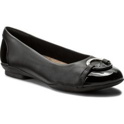 Baleriny CLARKS - Neenah Vine 261288624 Black Leather. Czarne baleriny Clarks, bez wzorów, z materiału, bez obcasa, na płaskiej podeszwie. W wyprzedaży za 249.00 zł.