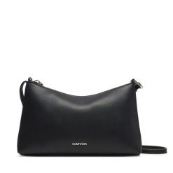 Torebka Calvin Klein. Czarne torebki klasyczne Calvin Klein, bez wzorów, bez dodatków. Za 399.99 zł.