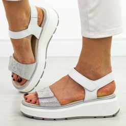 Srebrne skórzane sandały damskie S.Barski 543. Szare sandały S.BARSKI, bez wzorów, z jeansu, eleganckie, bez obcasa, na platformie, bez zapięcia. Za 229.00 zł.