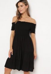 Czarna Bawełniana Sukienka z Hiszpańskim Dekoltem z Szerokimi Falbanami na Dole Bliria. Czarne sukienki Born2be, na spacer, na lato, m, bez wzorów, z bawełny, eleganckie, bez kołnierzyka, bez ramiączek, rozkloszowane. Za 39.99 zł.